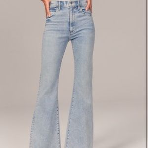 Abercrombie & Fitch Ultra High Rise Flare Jean 33 / 16 SHORT light wash